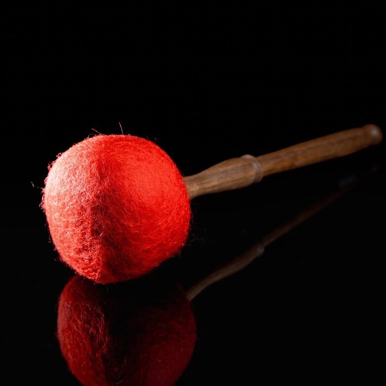 Kociņš dziedošām bļodām un gongiem, L