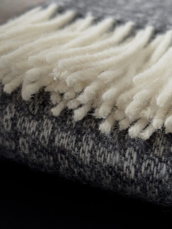 Merino vilnas un kašmira sega DARK GREY